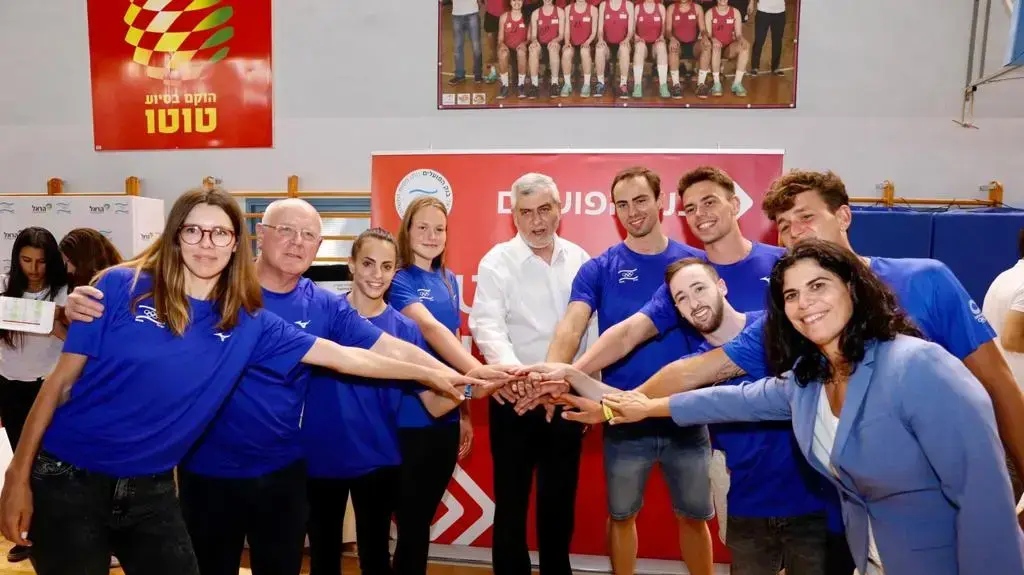 דב קוטלר מנכ"ל בנק הפועלים עם הספורטאים האולימפיים