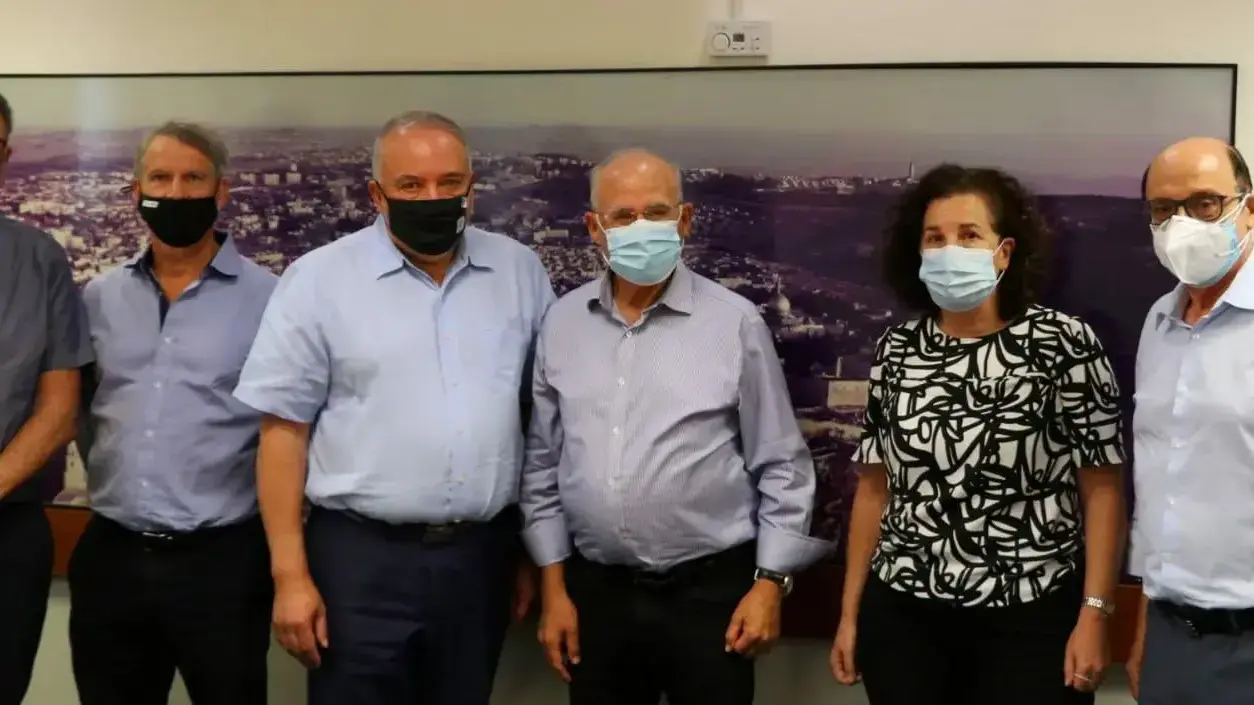 בתמונה מימין למשאל: פרופ' אפרים צדקה, ענת לוין, יעקב פרנקל, שר האוצר אביגדור ליברמן, עו"ד ורו"ח אודי ברזילי, דוד בועז