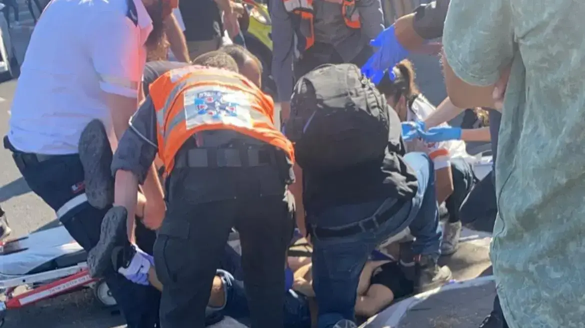 צוות מד"א מטפל בצעיר בן 20 שנורה סמוך לקניון הזהב בראשון לציון, 18 באוגוסט 2021