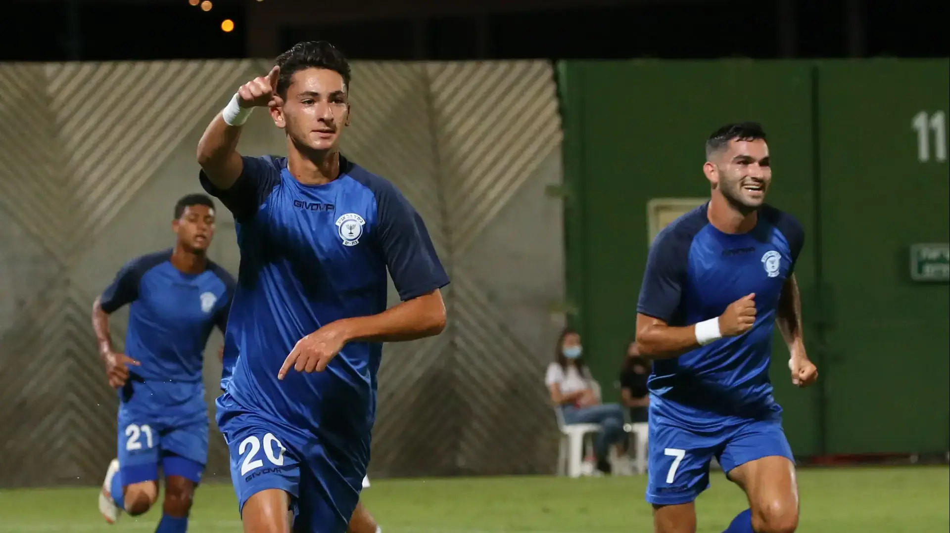 שי בלחסן חוגג עם חבריו