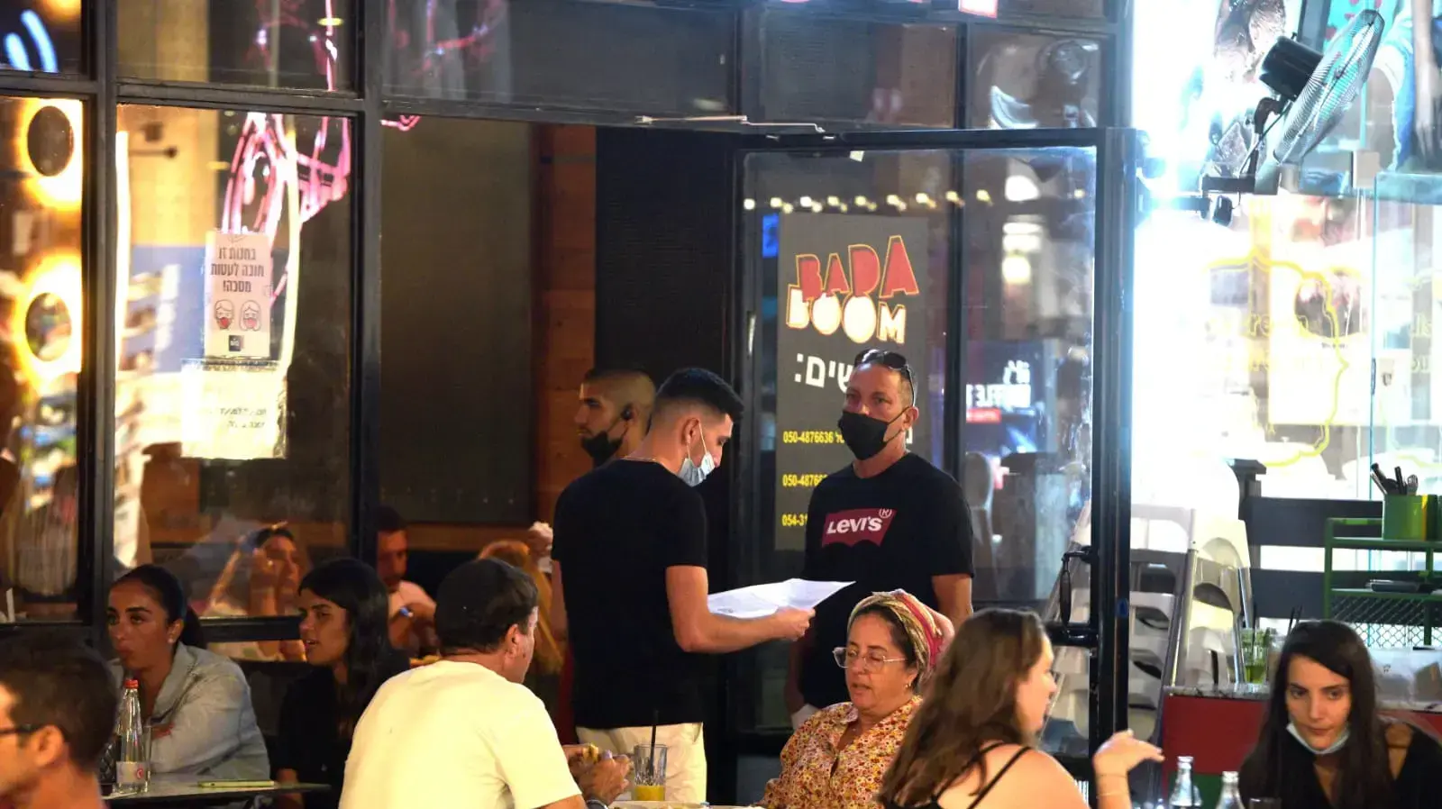 מבלים במסעדות לאחר הפעלת התו הירוק, אשדוד, 18 באוגוסט 2021