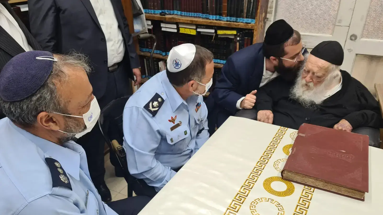מפכ"ל המשטרה קובי שבתאי בביקור אצל הרב קנייבסקי, 23 באוגוסט 2021