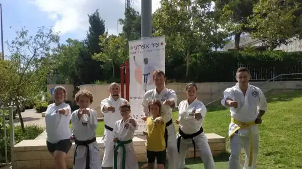 אימוני קראטה מסורתי לילדים באוויר הפתוח בהתאם לתקופה