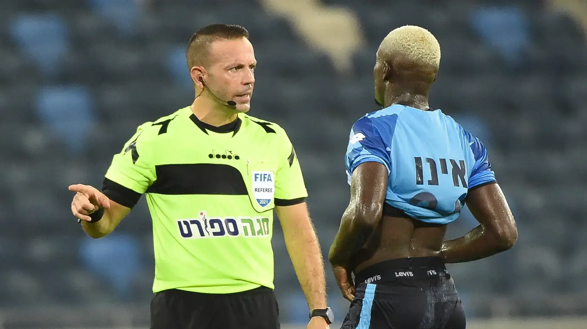 אוראל גרינפלד שופט כדורגל ישראלי עם בוריס אנו שחקן מכבי נתניה