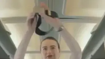 דיילת מסבירה מדוע חשוב להעביר טלפונים למצב טיסה