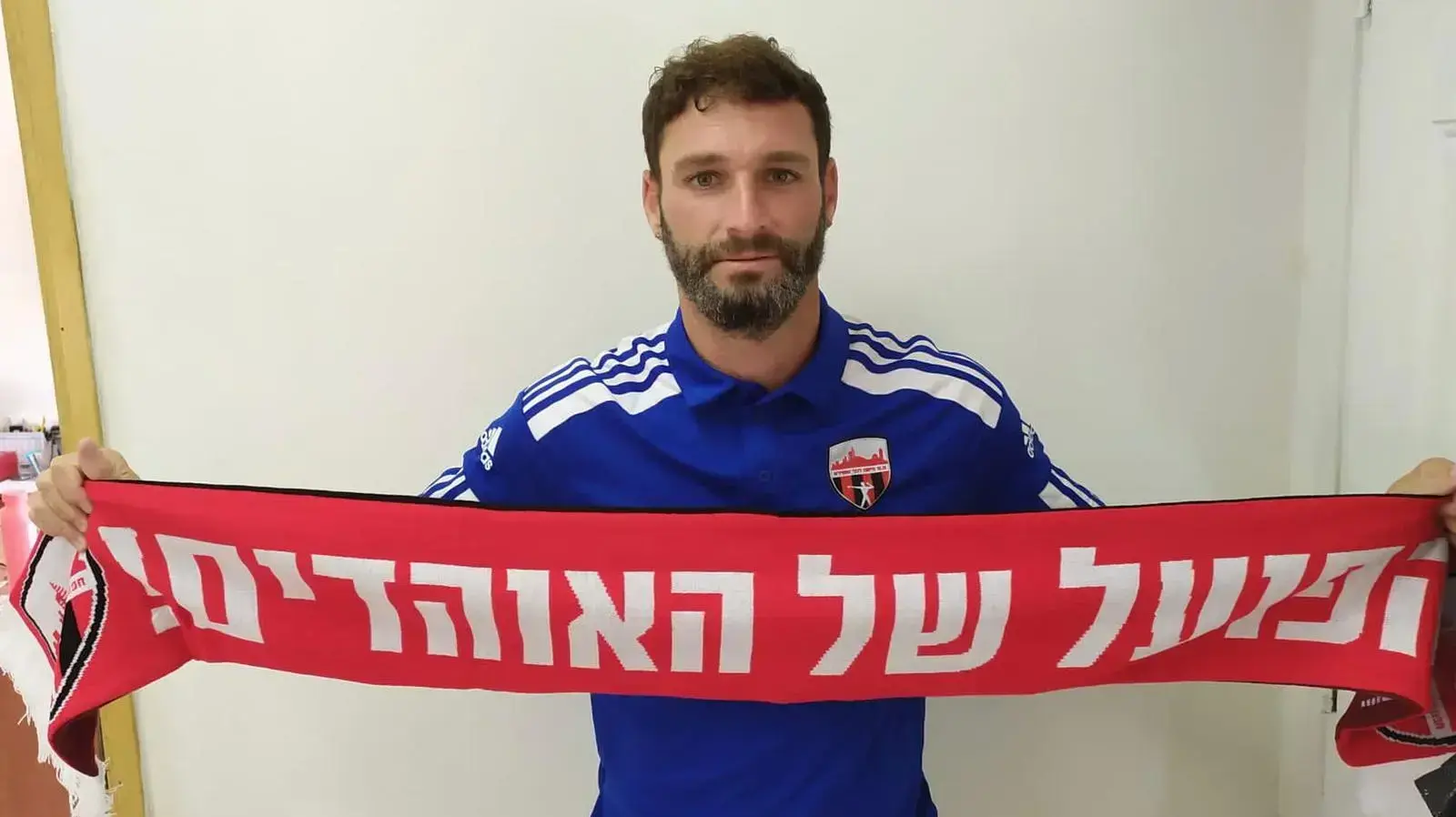 יובל אבידור במעמד החתימה בהפועל רובי שפירא חיפה