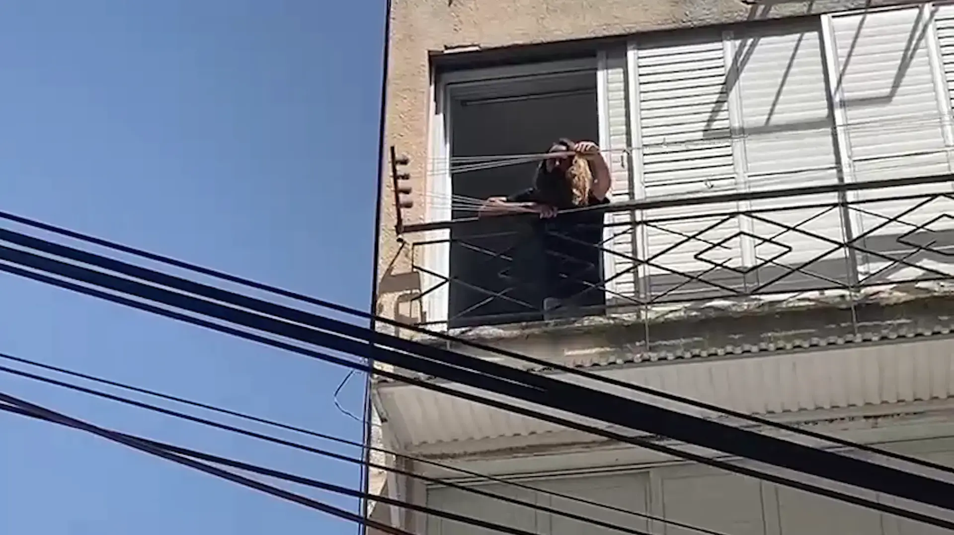 המבקר אנגלמן הגיע לבקר בזירת קריסת הבניין בחולון וספג צעקות
13.9.21