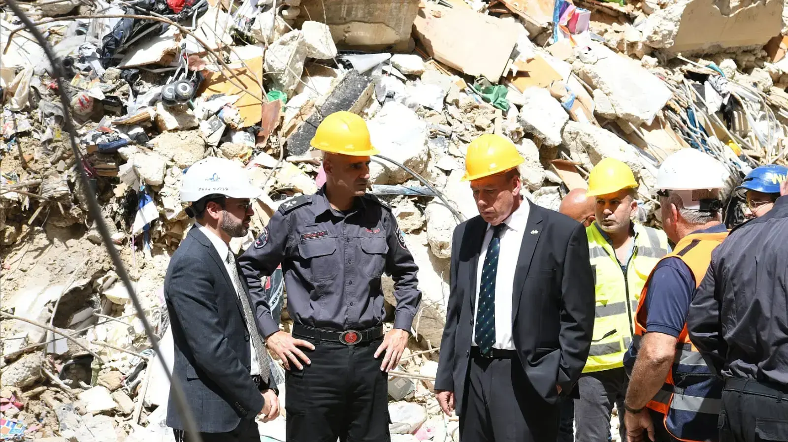 מבקר המדינה מתניהו אנגלמן בזירת קריסת בניין שפונה מדייריו, רחוב סרלין חולון, 13 בספטמבר 2021 מבקר המדינה מתניהו אנגלמן בזירת קריסת בניין שפונה מדייריו, רחוב סרלין חולון, 13 בספטמבר 2021