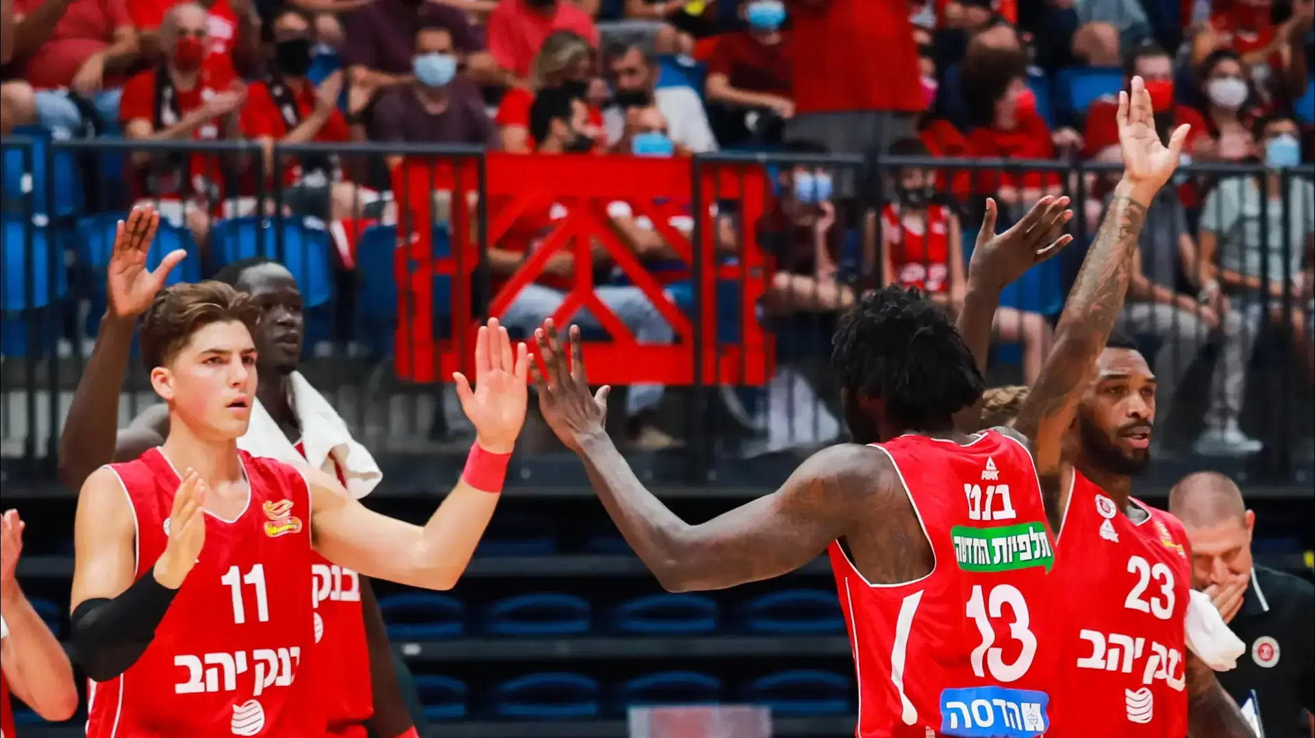 שחקני הפועל ירושלים אדם אריאל, אנתוני בנט, שון קילפטריק חוגגים