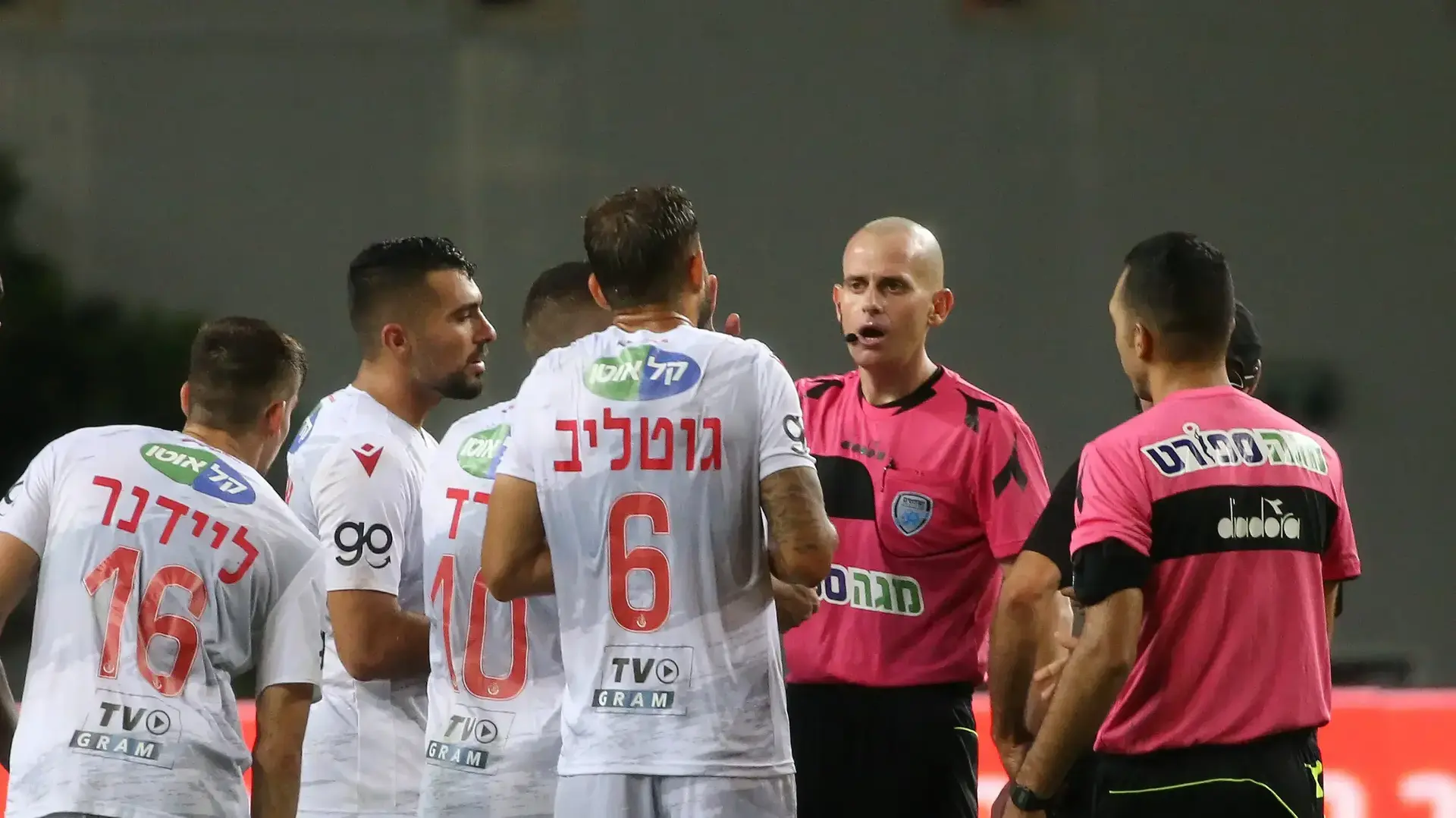 שחקן הפועל תל אביב, אדי גוטליב עם השופט עידן לייבה