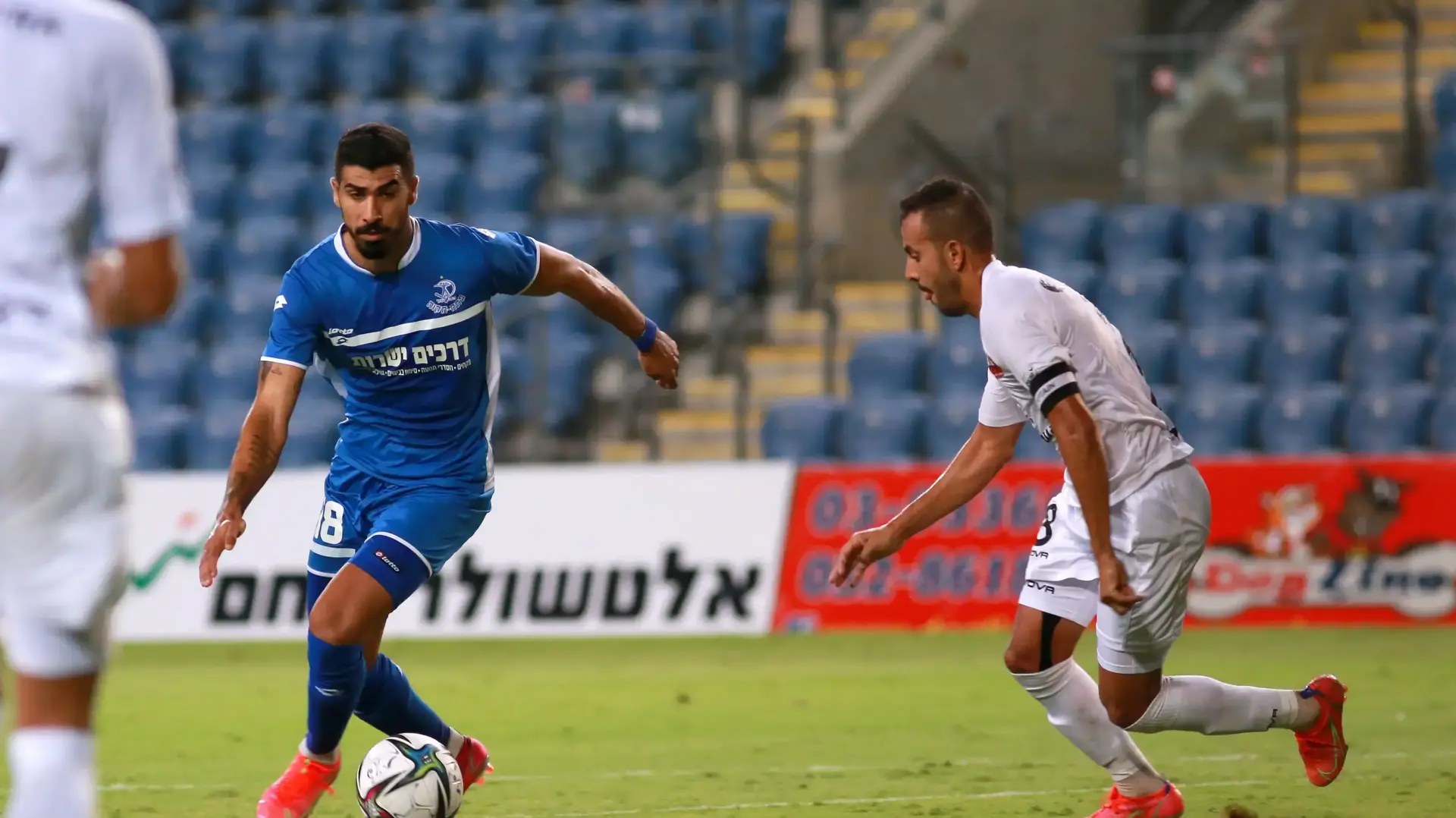 אריאל לזמי שחקן הפועל פתח תקוה מול שניר שוקר שחקן הפועל רעננה