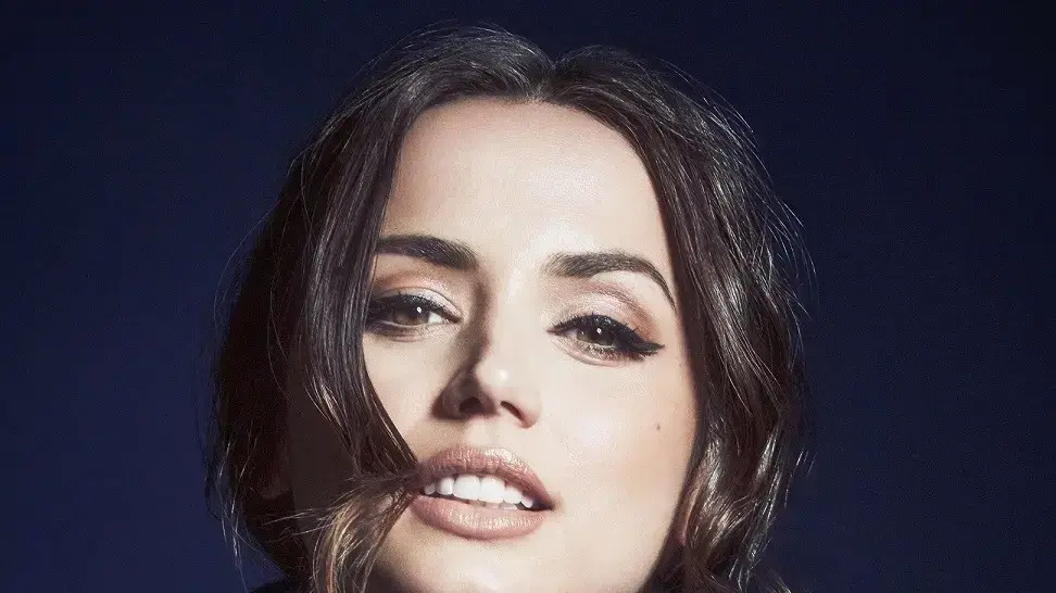 ana de armas happy hearts - golden hearts, קולקציית 007 של שופארד