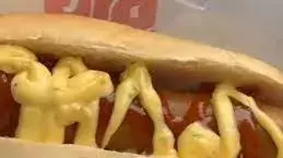 שיטה לאכול נקניקיה בלחמניה בלי להתלכלך
