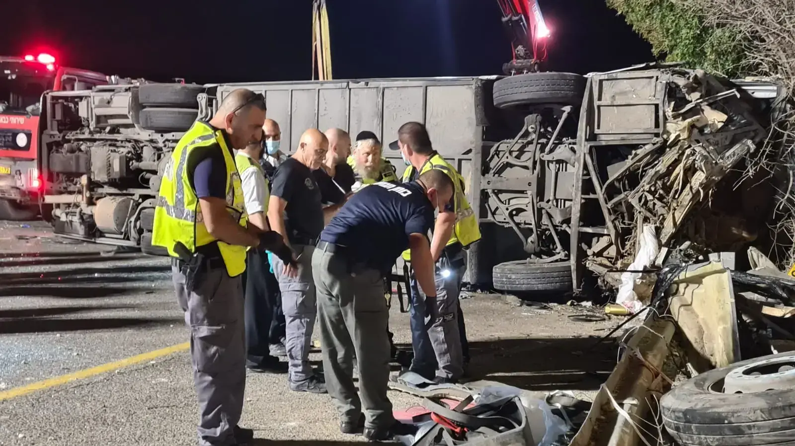 בוחני תנועה בודקים ממצאים בזירת תאונת דרכים בין אוטובוס לכלי רכב סמוך לחורפיש,כביש 89, 29 בספטמבר 2021