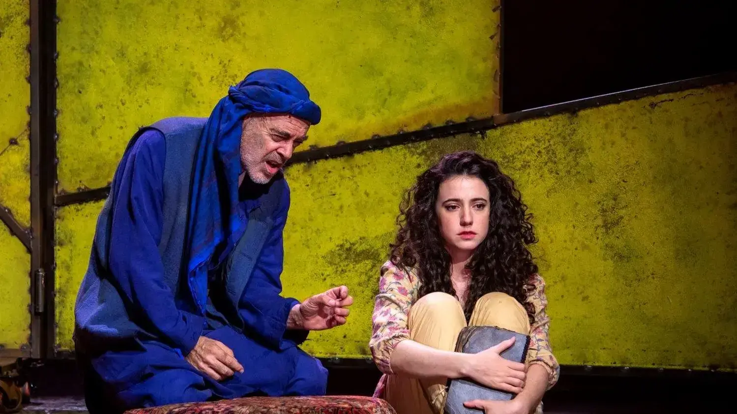 ההצגה "אלף שמשות זוהרות" בתיאטרון גשר
