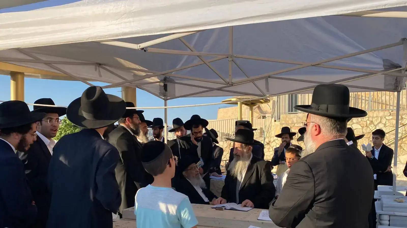 הרב שלום כהן ערך תפילה לרפואת בנו הגאון רבי אפרים