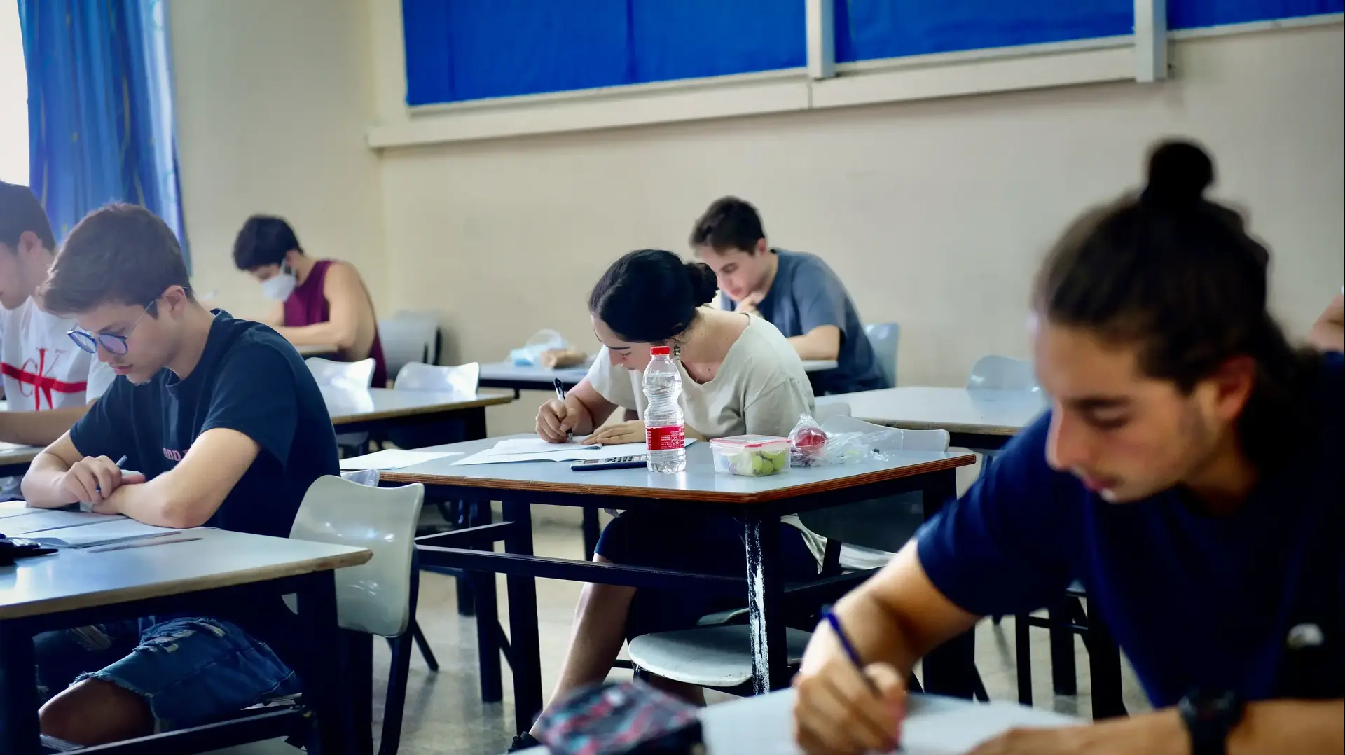 תלמידים במהלך בחינת בגרות במתמתיקה