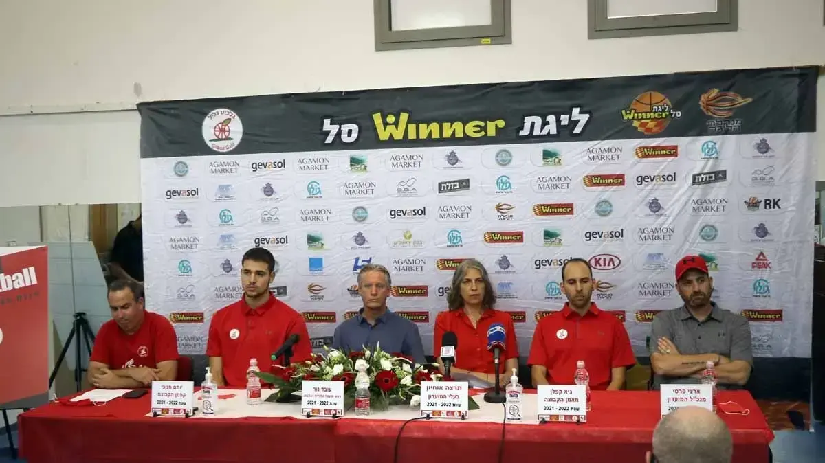ארצי פרטי מנכ"ל גלבוע/גליל, גיא קפלן המאמן, תרצה אוחיון הבעלים, עובד נור ראש המועצה האזורית גלבוע, יותם חנוכי קפטן, תמיר אסטרוגו נציג האוהדים