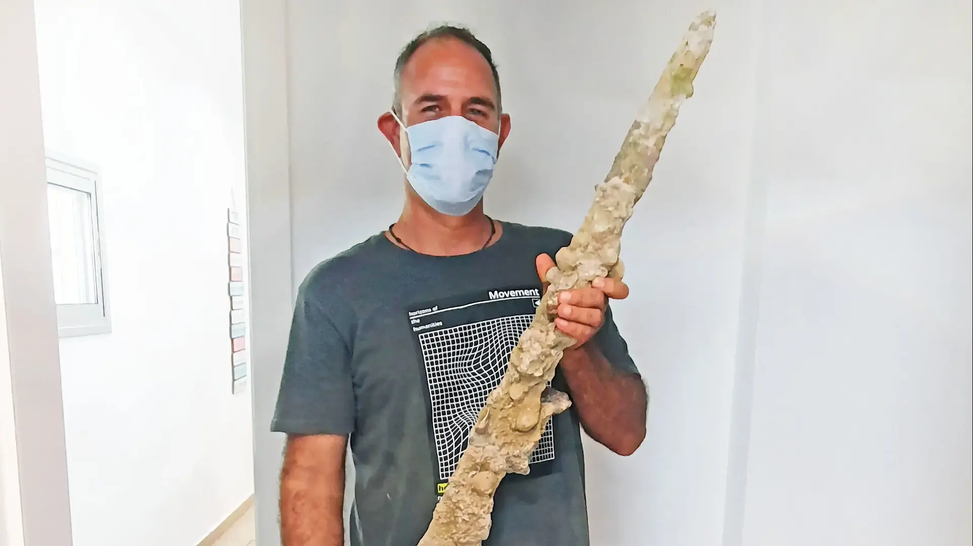 צלל עם שנורקל בחוף הכרמל וגילה חרב של אביר בת 900 שנה