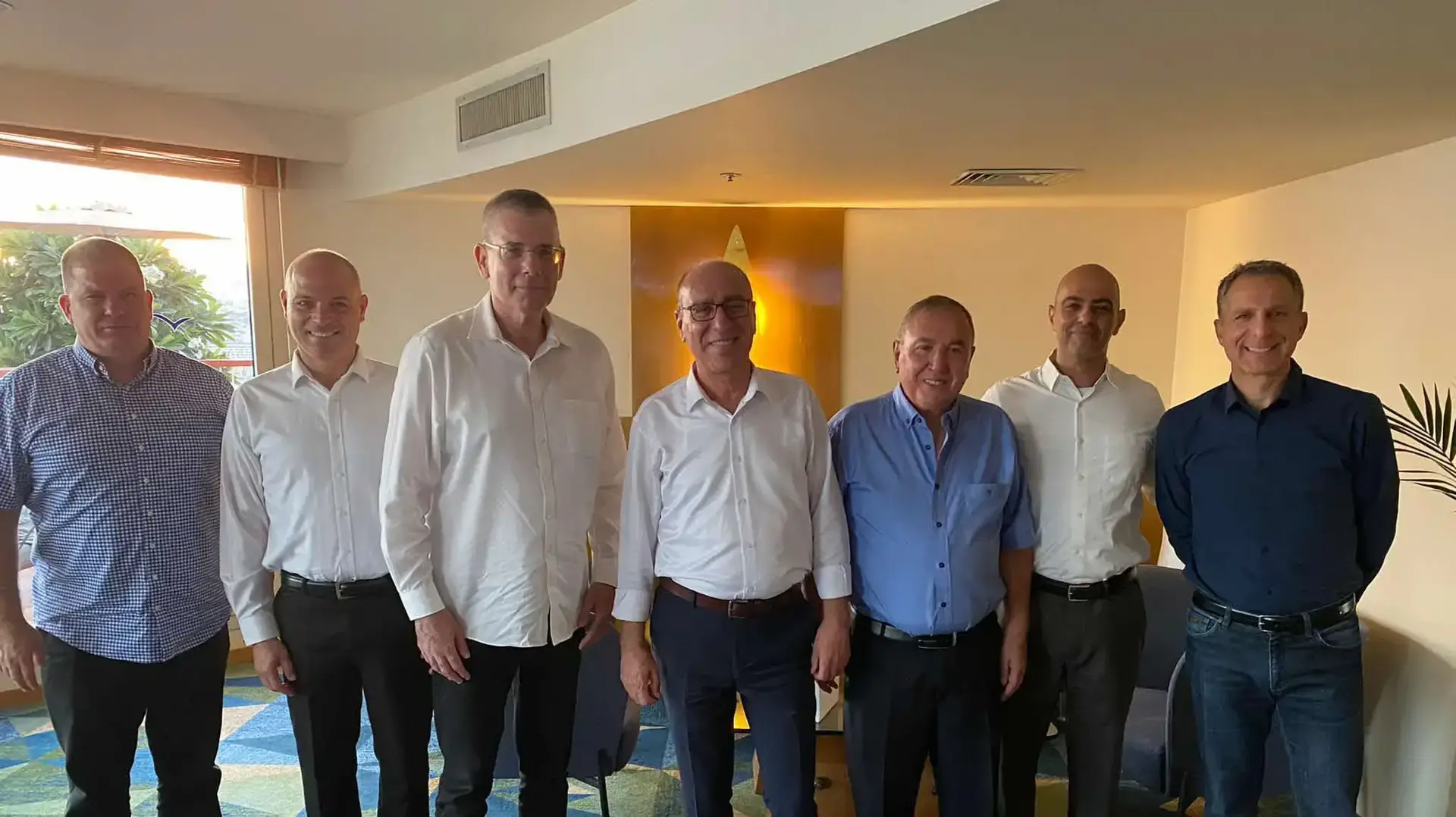 ציון בקר, סמנכ"ל ומנהל החטיבה המסחרית, גיא טורנובסקי מנהל אגף רשויות בנק מרכנתיל,
אסי בן חמו גזבר עיריית אילת, אלי לנקרי ראש עיריית אילת, שוקי בורשטיין מנכ"ל מרכנתיל, 
עו"ד זהר צאלים אגף רשויות מרכנתיל ,עופר רביב מנהל פרסום מרכנתיל