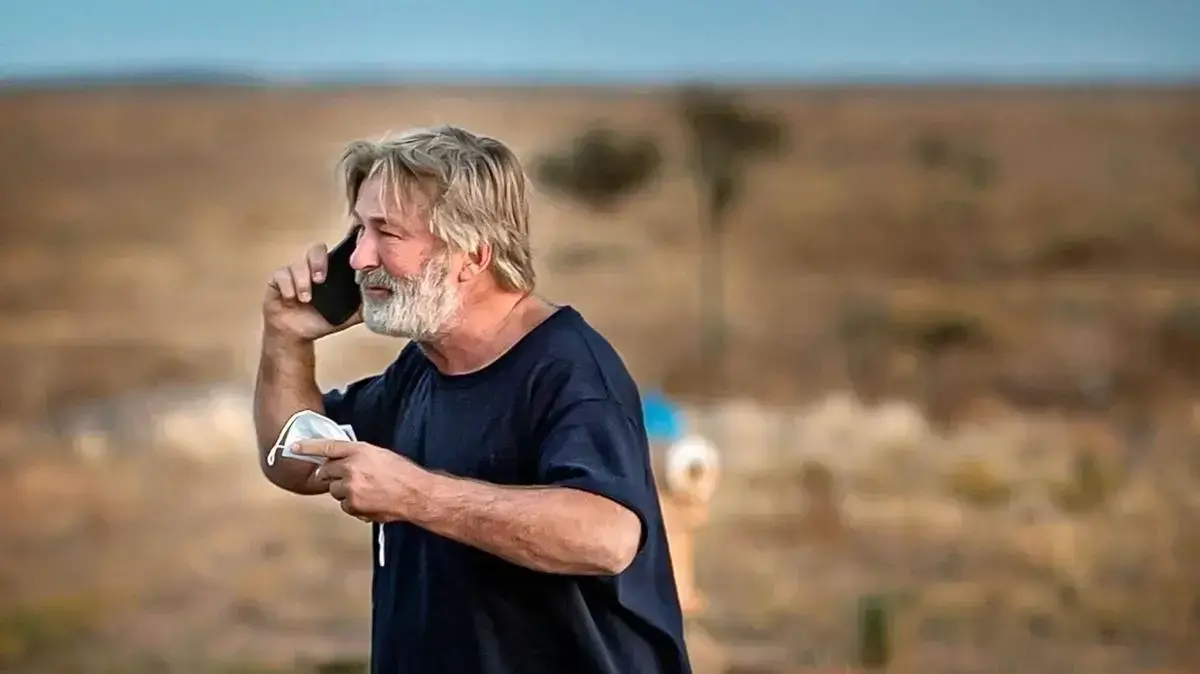 אלק בולדווין במהלך צילומי הסרט "ראסט", בו ירה למוות בשוגג בצלמת, 22 באוקטובר 2021
