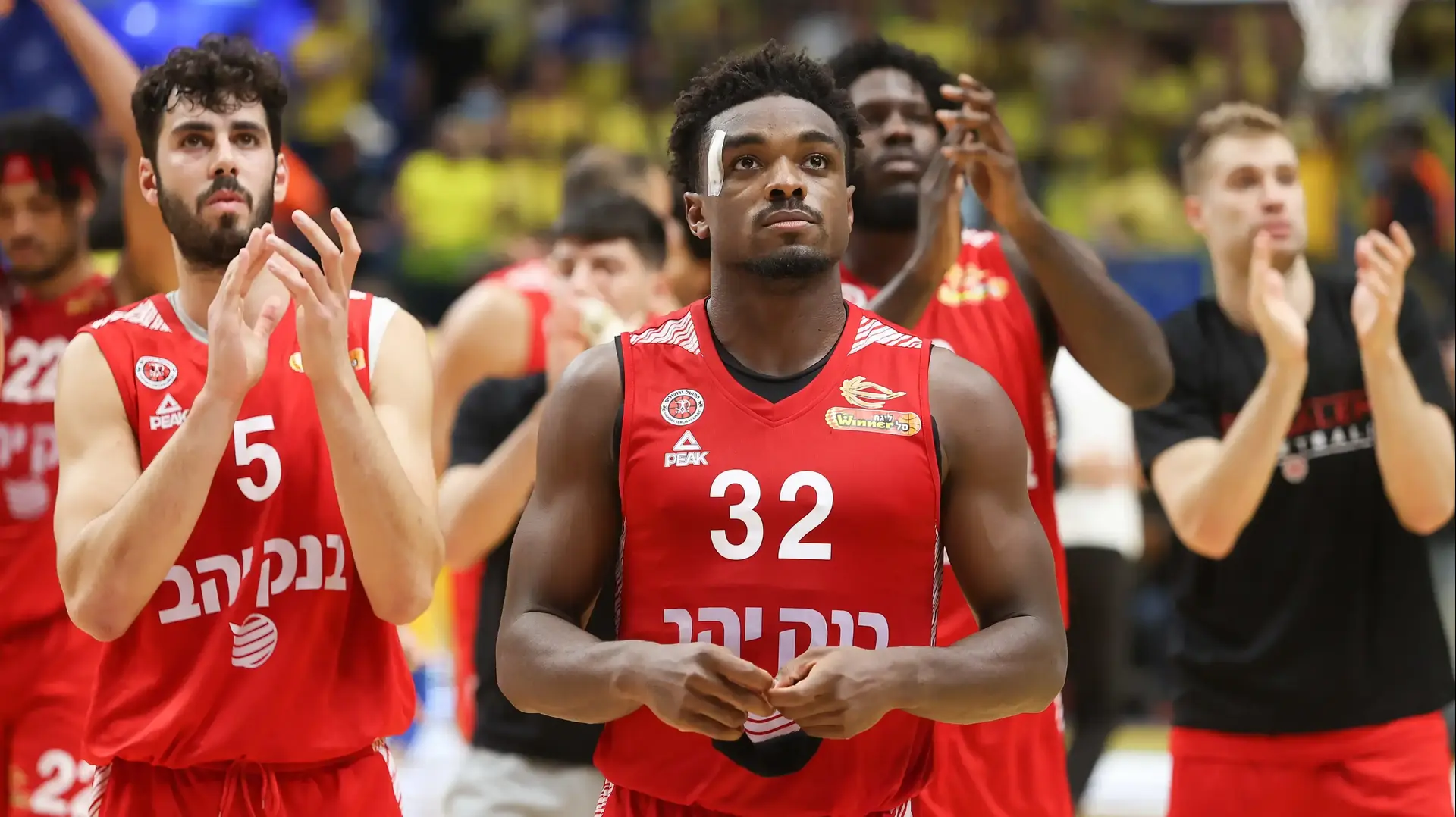 שחקן הפועל ירושלים עמית גרשון עם רטין אובסוהאן, ווילי וורקמן