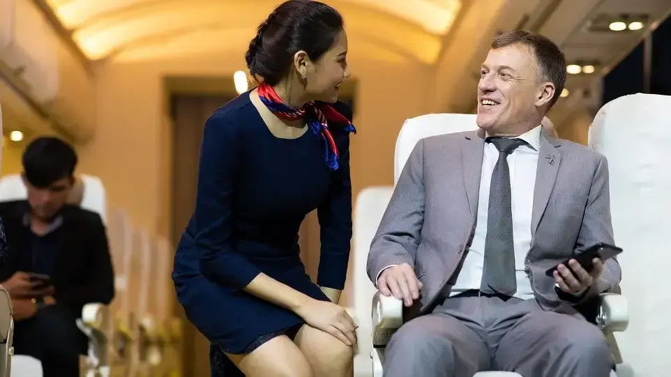 דיילת ונוסע במחלקה ראשונה
