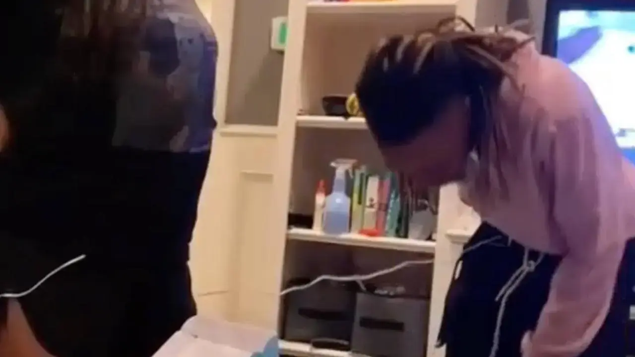 גבר מנסה מכשיר שמדמה כאבי מחזור