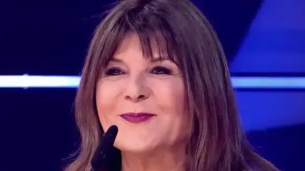 הזמר במסכה, רינה מצליח