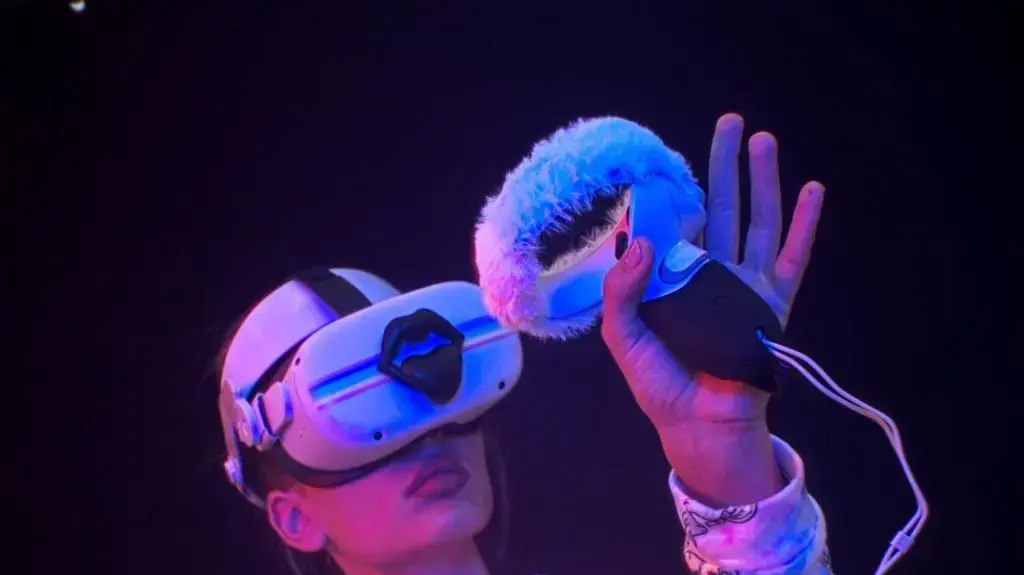 פיקס נכנסת לעולם ה-VR ותמכור הלבשה תחתונה במציראות מדומה