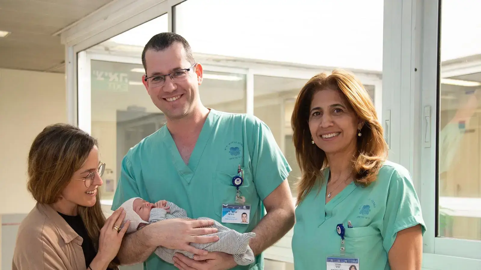 בשבוע 27 ירדו למורן המים, היא הצליחה להחזיק את ההיריון במשך 70 יום עד לחודש תשיעי וילדה בת בריאה בשבוע 27 ירדו למורן המים, היא הצליחה להחזיק את ההיריון במשך 70 יום עד לחודש תשיעי וילדה בת בריאה