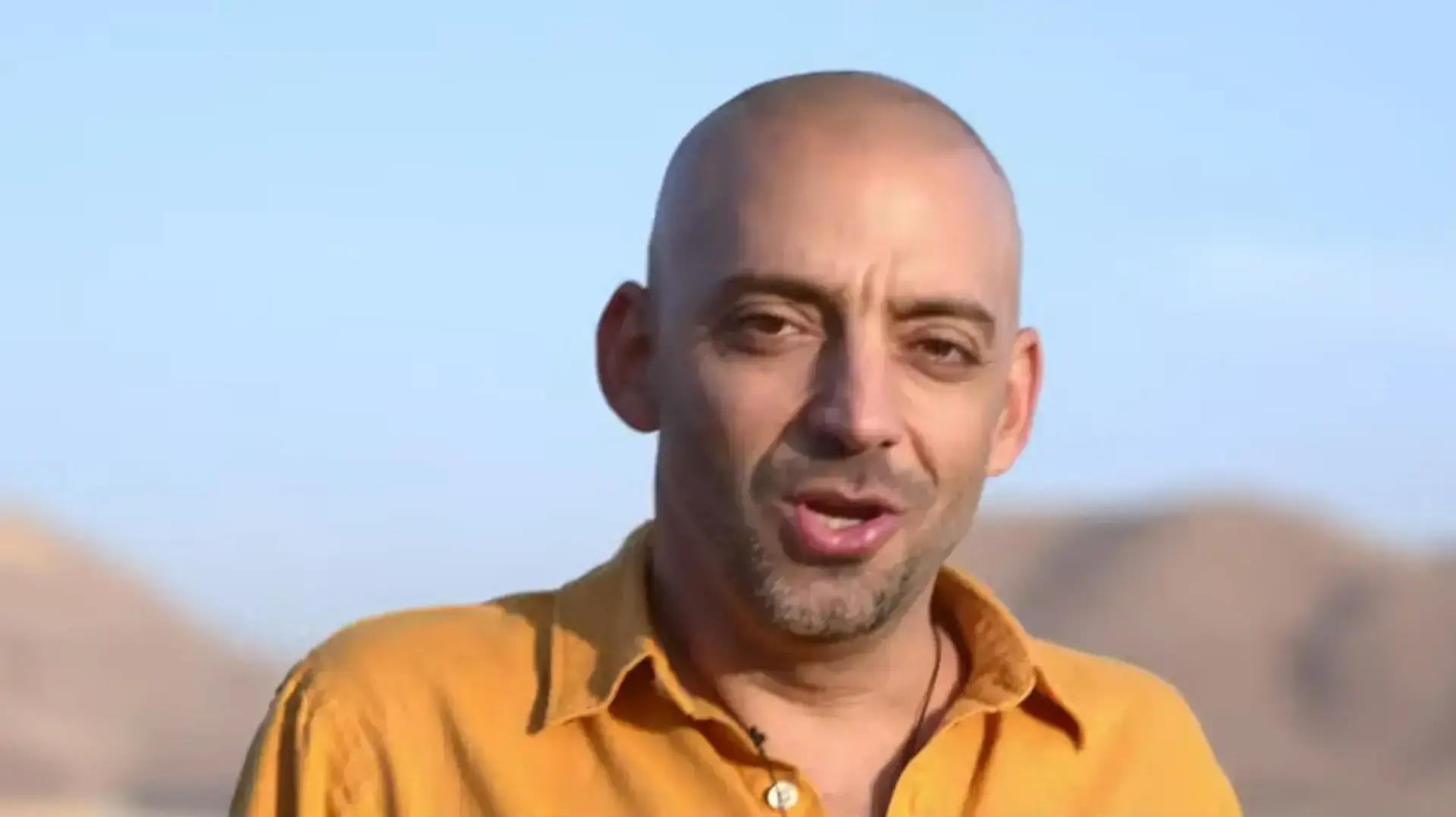 עידן רייכל מתוך הקליפ שלו "אבן אל אבן"