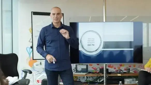 טל בשן, מייסד בית הספר למנהיגות תודעתית
