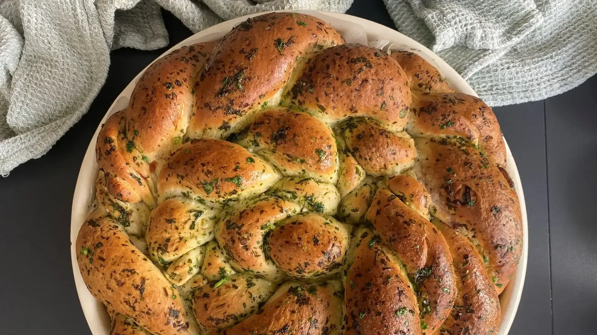 מאפה לחם שום חגיגי במילוי גבינה