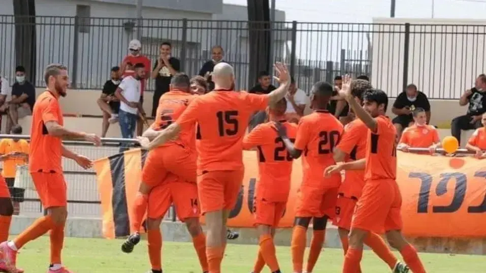 שחקני הפועל כפר שלם חוגגים עם אוהד קדוסי (מימין)