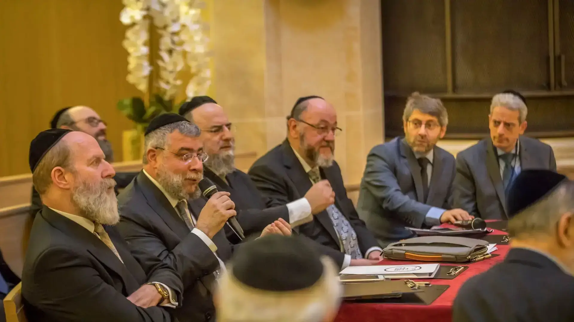 הגר"פ גולדשמידט עם רבני צרפת ובריטניה, בדיון בנושא העגונות