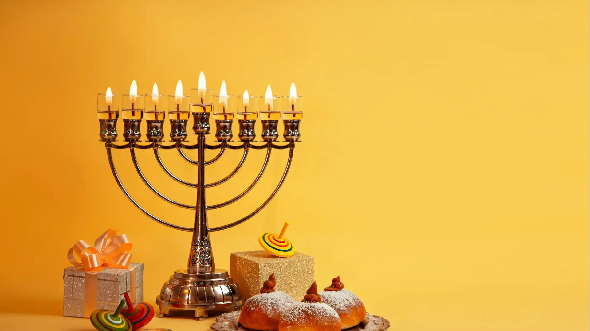 חג החנוכה - חנוכייה עם סופגניות וסביבונים