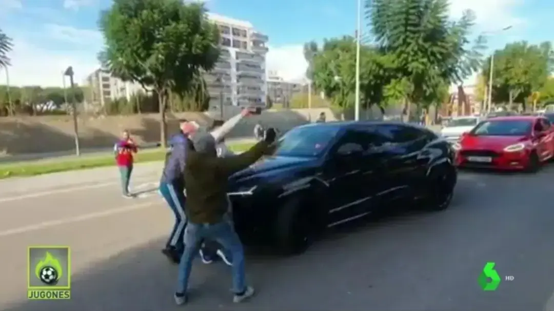 אוהדי ברצלונה חוסמים את רכבו של סמואל אומטיטי אוהדי ברצלונה חוסמים את רכבו של סמואל אומטיטי