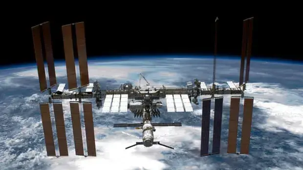 תחנת החלל הבינלאומית (ISS) נראית ממעבורת החלל Endeavour של נאס"א