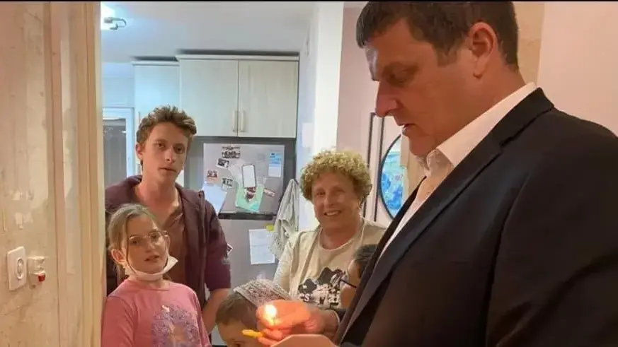 רותי אלכסנדרוביץ' מדליקה נרות עם השכנים ממול, משפחת הלוי