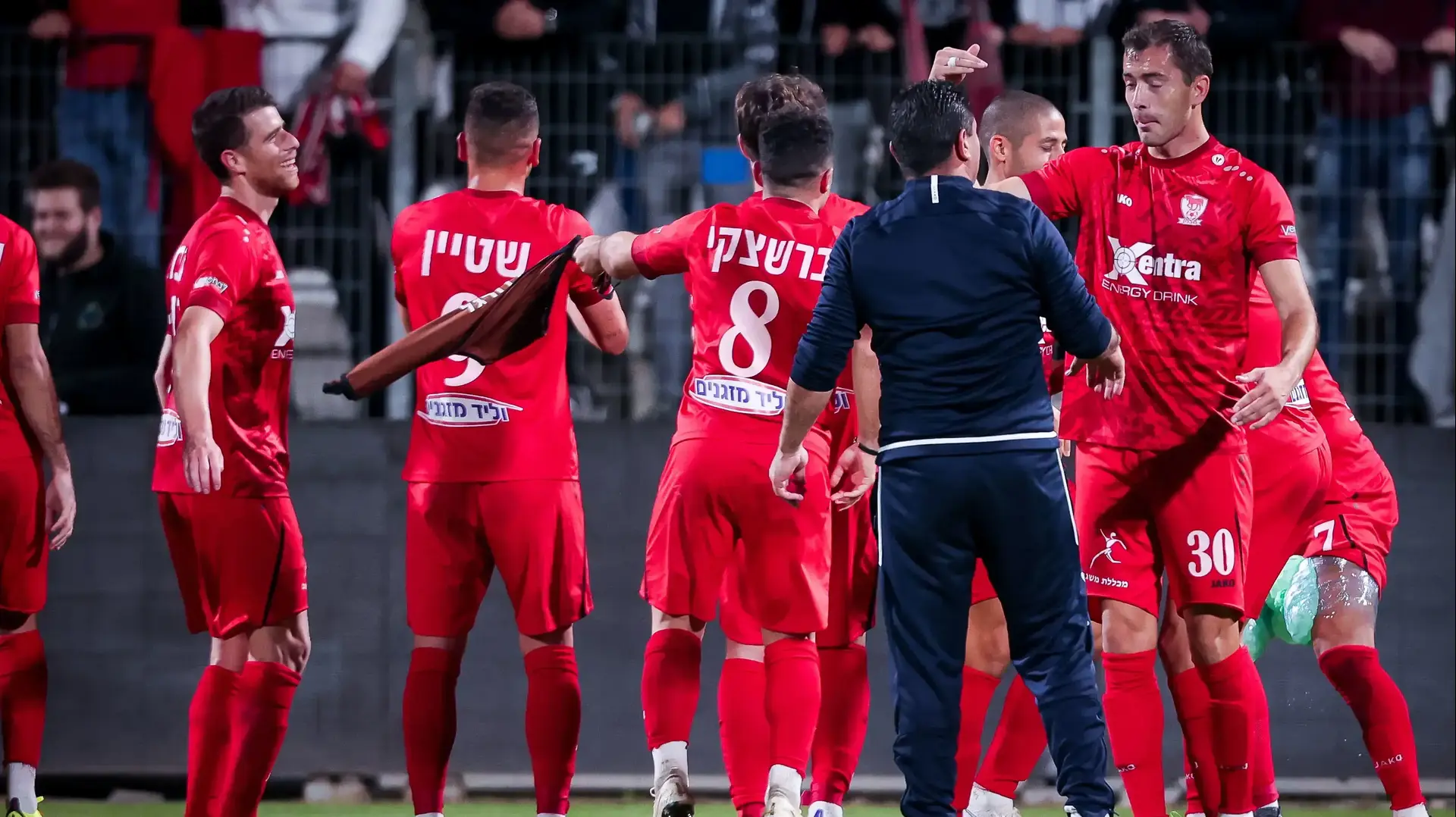 שחקני בני סכנין חוגגים ניצחון על מכבי פתח תקוה