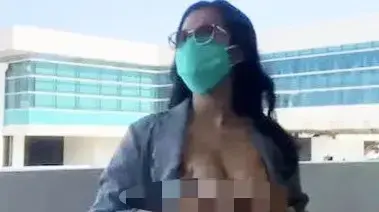 דוגמנית אינדונזית חושפת את שדייה בשדה התעופה