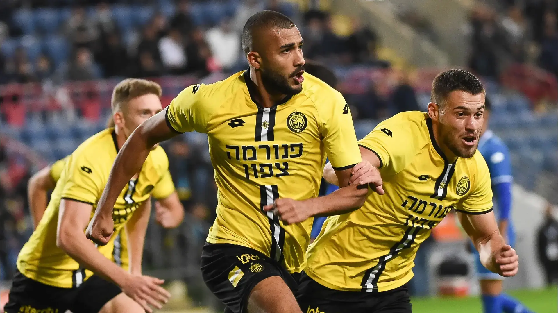 כרם ג'אבר שחקן מכבי נתניה חוגג שער, מאחוריו רותם קלר