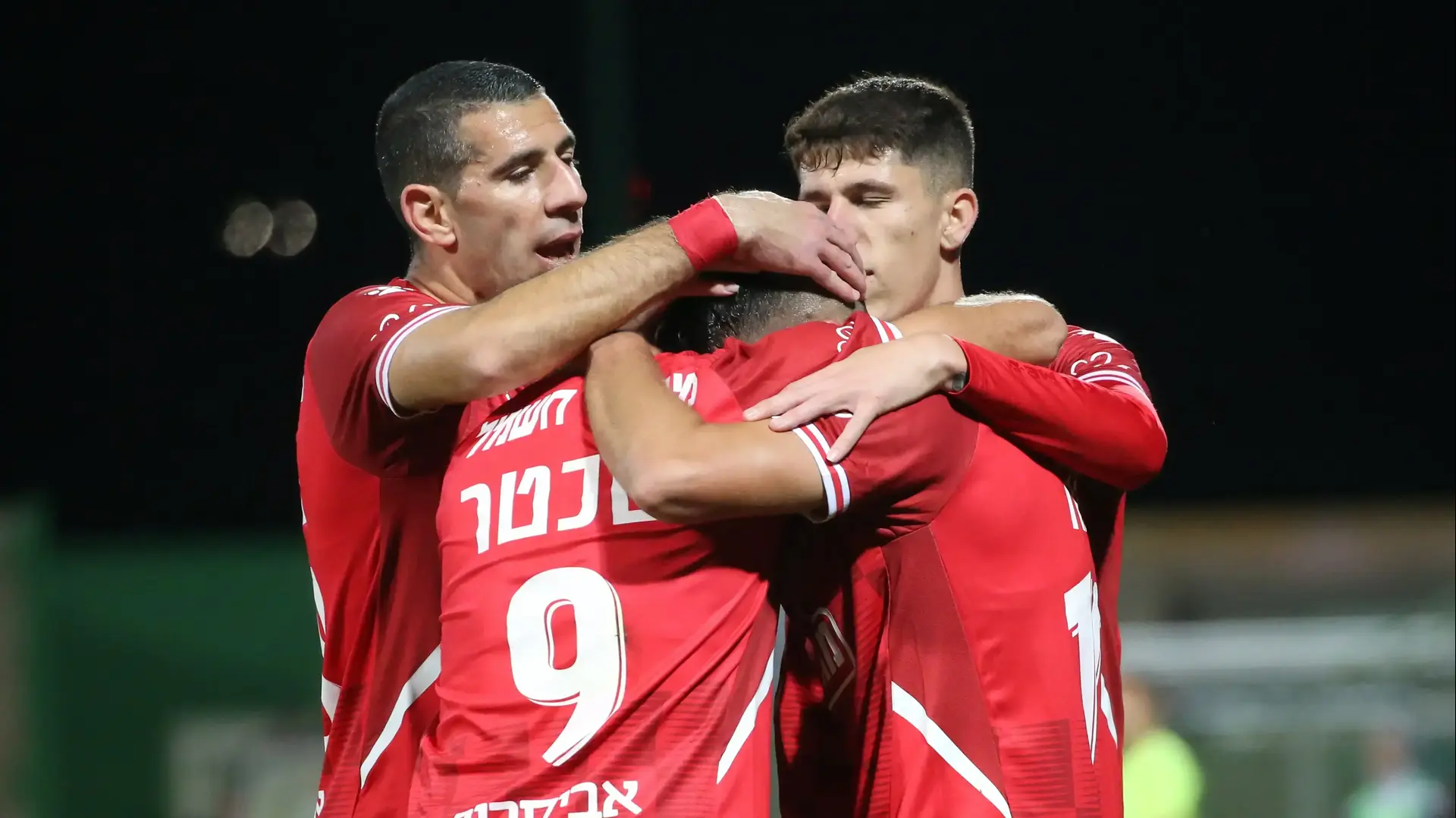 שחקני הפועל באר שבע חוגגים עם דור מיכה