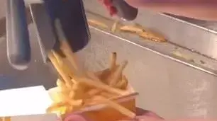 ככה מכינים צי'פס בסניף של מקדונלד'ס באוסטרליה