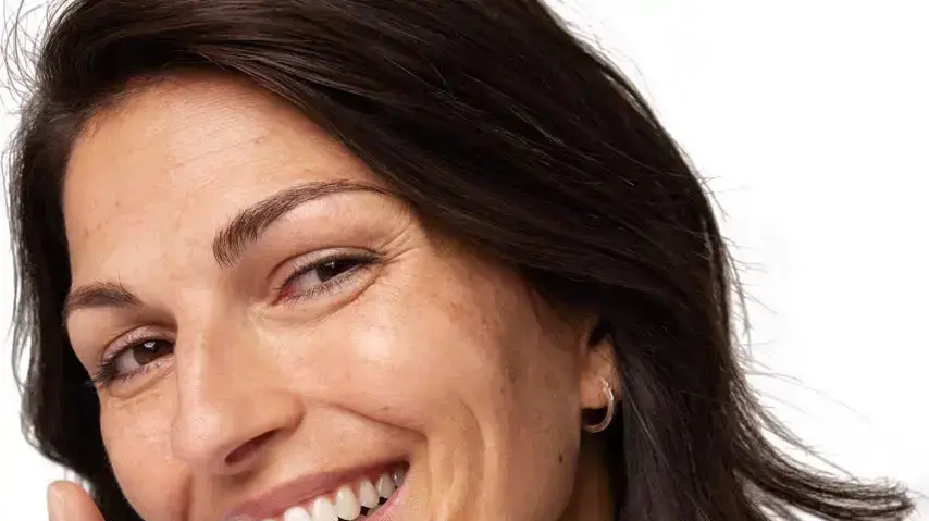 אישה יפה טיפוח פנים