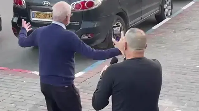 קריאות נגד בני בגין "בוגד" מחוץ לישיבת סיעת 
"תקווה חדשה", 27.12.21
