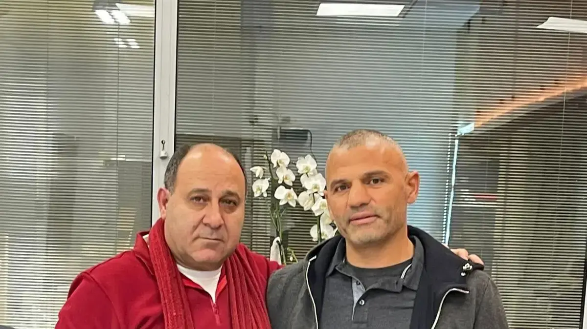 סלאח חסארמה מאמן קבוצת הנוער של בני סכנין עם היו"ר מוחמד אבו יונס