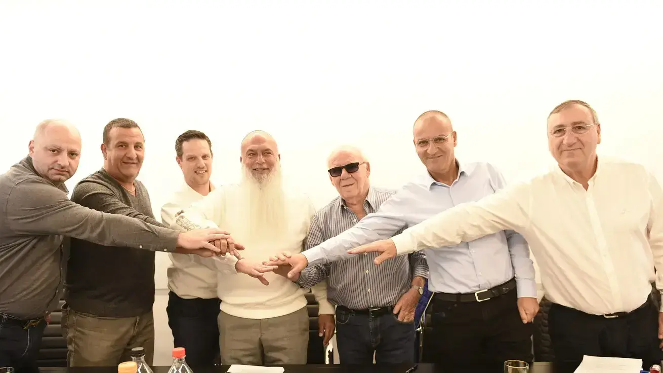 מימין לשמאל: ספי יוסי דיין (מנכ"ל אי.וי. מוטורס), שי דהן (מנכ"ל משותף אלדן), יוסי דהן (יו"ר ונשיא אלדן), אליהו גרידיש (נשיא אי.וי. מוטורס), אוהד זליגמן (יו"ר אי.וי. מוטורס), שלמה דהן (מנכ"ל משותף אלדן), אדוארד דורון (סגן נשיא אי.וי. מוטורס)