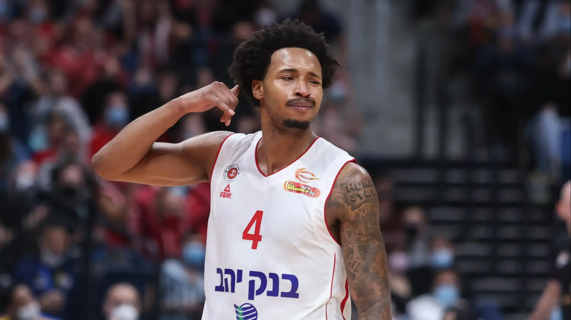 שחקן הפועל ירושלים ג'יילן אדאמס חוגג